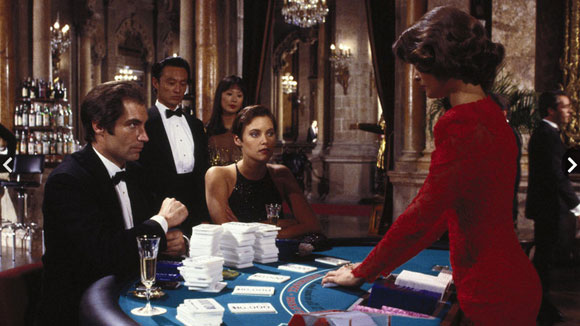 James Bond korttipöydässä